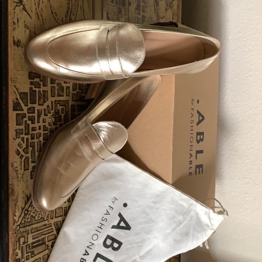 Ladies Able Gold Metallic Tatiana Loafer Size 7
